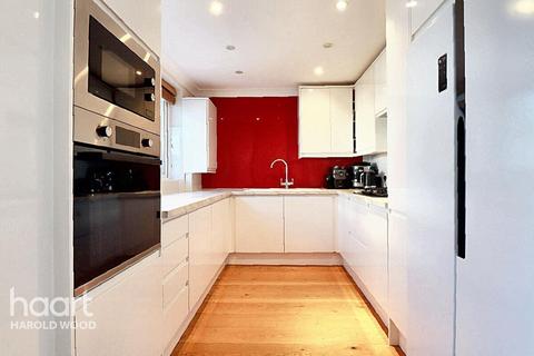 45 Hamilton Drive, Romford, RM3 0UX