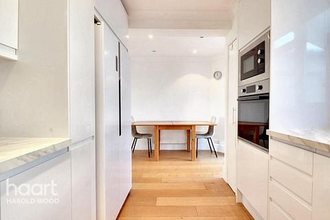 45 Hamilton Drive, Romford, RM3 0UX