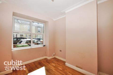 2 bedroom terraced house to rent, Carnarvon Road Portsmouth PO2