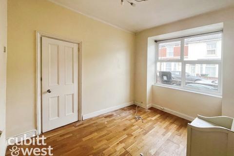 2 bedroom terraced house to rent, Carnarvon Road Portsmouth PO2