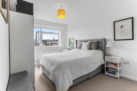 2 bedroom flat for sale, Church Garth, Pemberton Gardens, London