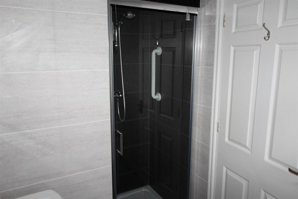 En suite shower room/w.c.