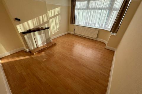 4 bedroom semi-detached house to rent, Warley Road, Hayes, UB4