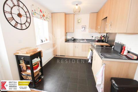 2 bedroom semi-detached house to rent, Brackley Crescent, Warwick