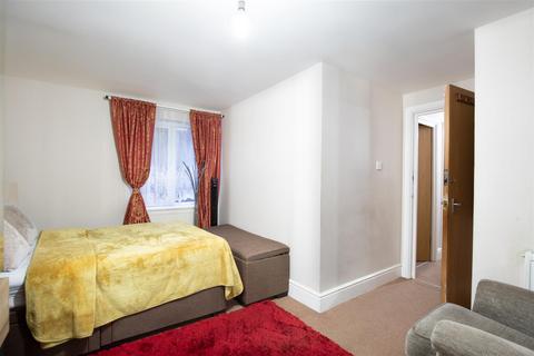 3 bedroom flat for sale, Portland Rd, London