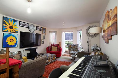 3 bedroom flat for sale, Portland Rd, London