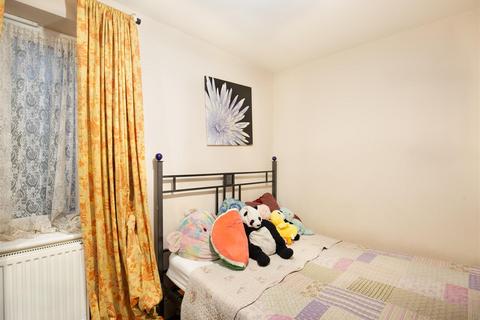 3 bedroom flat for sale, Portland Rd, London