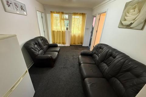 3 bedroom flat to rent, Tentelow Lane, Southall UB2