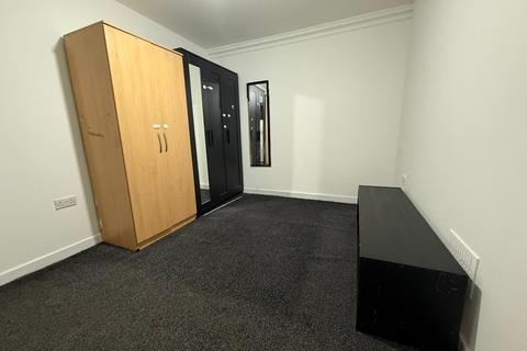 3 bedroom flat to rent, Tentelow Lane, Southall UB2