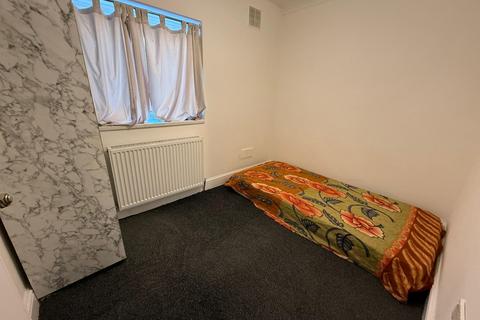 3 bedroom flat to rent, Tentelow Lane, Southall UB2