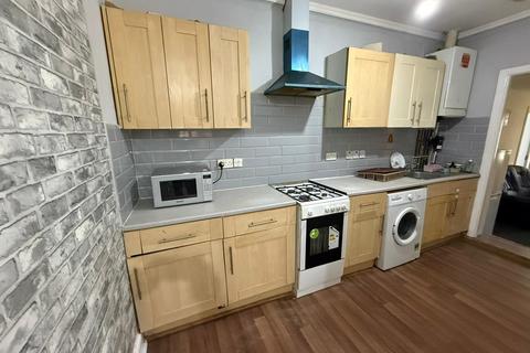 3 bedroom flat to rent, Tentelow Lane, Southall UB2