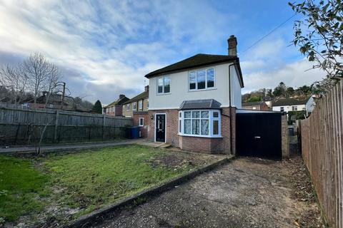 3 bedroom detached house to rent, New Road, High Wycombe