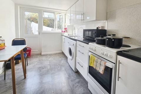 3 bedroom terraced house to rent, Tolworth Road, Surbiton KT6