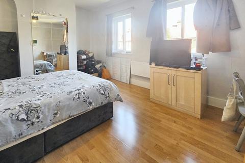 3 bedroom terraced house to rent, Tolworth Road, Surbiton KT6