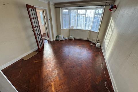 3 bedroom semi-detached house to rent, Wood End Green Road, Hayes, UB3