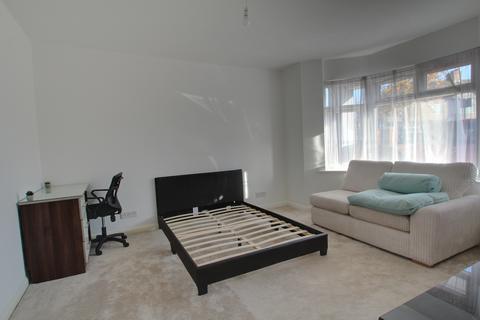 1 bedroom apartment to rent, Manor Avenue, Hounslow TW4