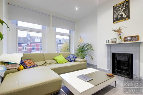 3 bedroom flat for sale, Granville Road, London