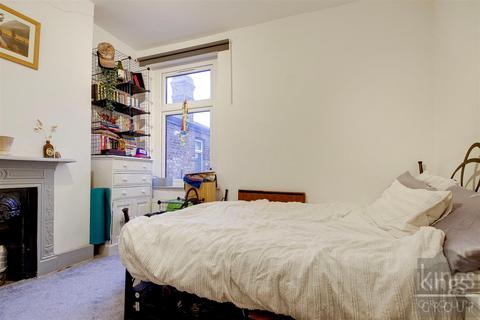 3 bedroom flat for sale, Granville Road, London