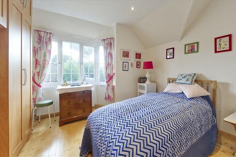 7 Steventon Road, London, W12 0SX