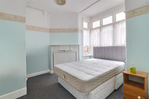 2 bedroom flat for sale, Westminster Drive, Westcliff-on-Sea SS0