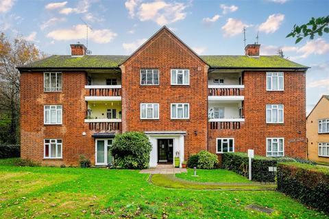 1 bedroom flat to rent, Woodham Court, South Woodford