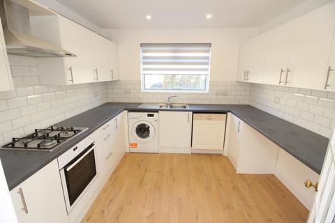 2 bedroom end of terrace house to rent, Lincoln Road, Worcester Park KT4