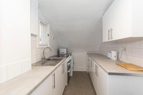 2 bedroom flat to rent, Macaulay Road, Clapham SW4