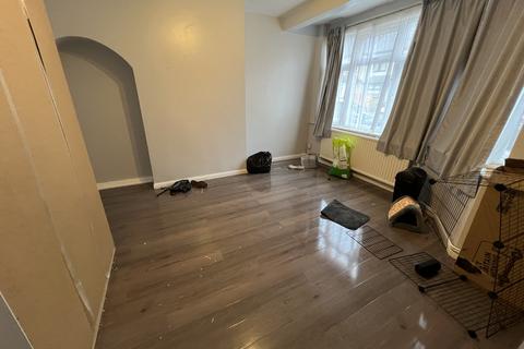 6 bedroom terraced house to rent, Hainault Road, Chadwell Heath RM6