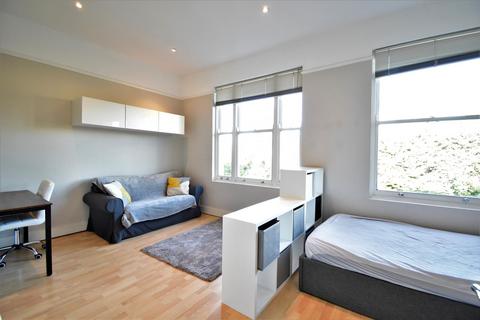 Studio to rent, Berrylands, Surbiton