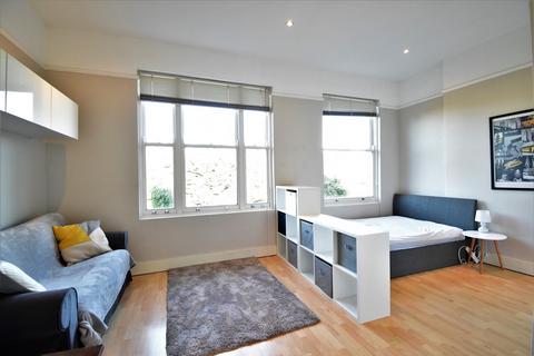 Studio to rent, Berrylands, Surbiton