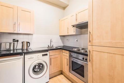 Studio to rent, Berrylands, Surbiton