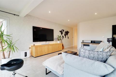 2 bedroom flat for sale, Old Harbour Court, Hull