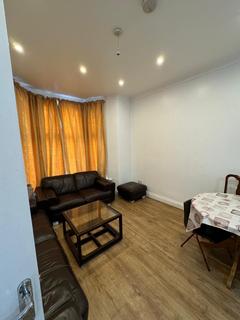 2 bedroom flat to rent, The Drive, IG1