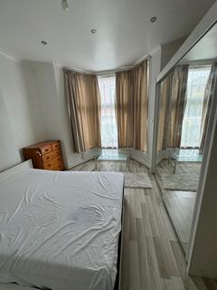 2 bedroom flat to rent, The Drive, IG1