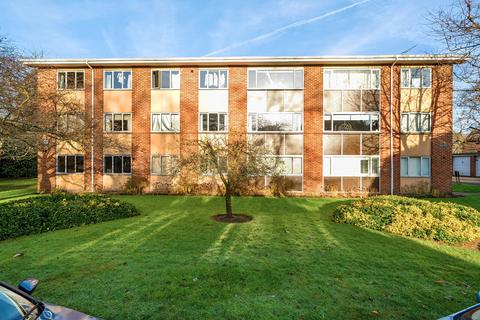 2 bedroom flat to rent, Brockley Combe, Weybridge, KT13