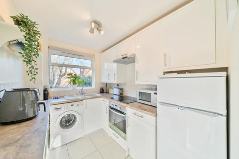 2 bedroom flat to rent, Brockley Combe, Weybridge, KT13