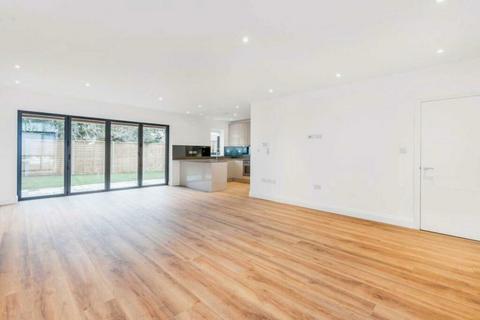 2 bedroom detached house to rent, Edeleny Close, London N2