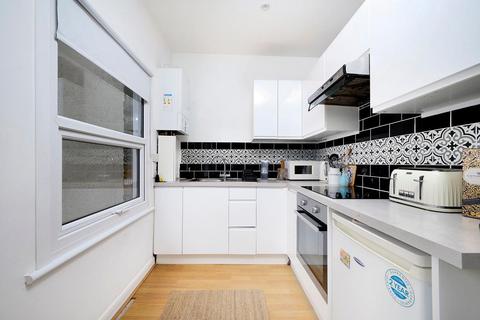 1 bedroom flat to rent, Lovely Top Floor 1 Bedroom Flat