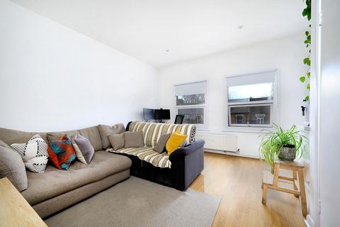 1 bedroom flat to rent, Lovely Top Floor 1 Bedroom Flat