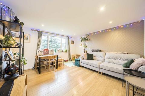 3 bedroom flat to rent, Stuart Road, Richmond TW10