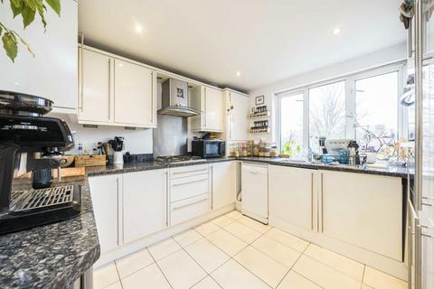 3 bedroom flat to rent, Stuart Road, Richmond TW10