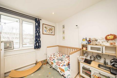 3 bedroom flat to rent, Stuart Road, Richmond TW10