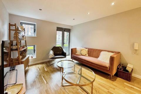 2 bedroom flat to rent, London, SW11