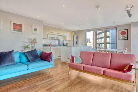 3 bedroom flat for sale, Wick Lane, London