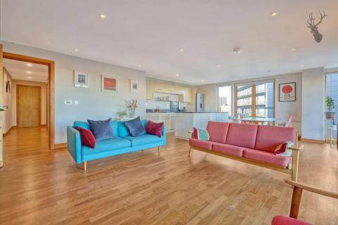 3 bedroom flat for sale, Wick Lane, London