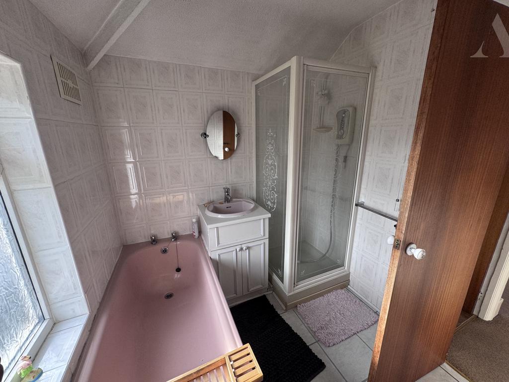 14 Stetchford Road bathroom