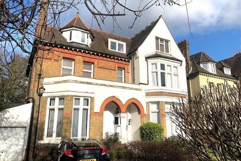 2 bedroom flat to rent, North Common Road, London