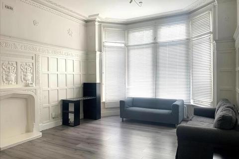 2 bedroom flat to rent, North Common Road, London