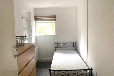 2 bedroom flat to rent, North Common Road, London