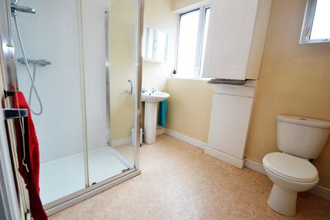 3 bedroom semi-detached house to rent, Allington Avenue, Nottingham NG7